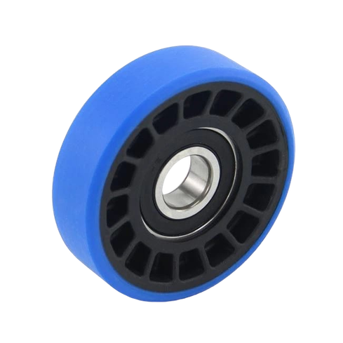 На этом изображении изображено синее колесо с черным центром. Это колесо имеет конструкцию с полой формой на внешней стороне, которая обычно используется на различных типах оборудования или транспортных средств, таких как коньки или скейтборды. В центре колеса, по-видимому, установлен подшипник, который позволяет колесу плавно вращаться. В целом, эти колеса выглядят прочными и рассчитаны на хорошую производительность.