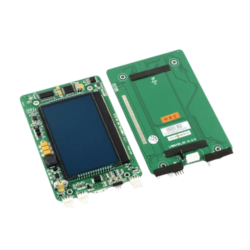 На этом изображении показаны две отдельные печатные платы. Слева расположена плата с темным ЖК-экраном и некоторыми электронными элементами, такими как резисторы, конденсаторы и разъемы. Справа расположена дополнительная печатная плата, более простая, без дисплея, но также оснащенная электронными элементами и разъемами. Обе модели имеют компактный дизайн и предназначены для использования в электронных приложениях.