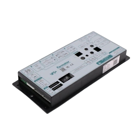 Показанное изображение представляет собой электронное устройство лифта, скорее всего контроллер или коммуникационный модуль. Устройство оснащено несколькими портами, включая порт USB и другие разъемы. Его верхняя часть имеет четкий дизайн со схемами или значками, показывающими функциональность различных кнопок и соединений. Базовый цвет устройства в основном черный с элементами серого и синего цветов на верхнем дисплее, обозначающими бренд или логотип. В целом, устройство, по-видимому, предназначено для использования в промышленности или системах автоматизации.