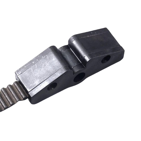 На этом изображении показан механический компонент, изготовленный из черного пластика или резины. Этот компонент имеет квадратную форму с одной более широкой стороной и двумя круглыми отверстиями. С одной стороны, есть деталь, напоминающая цепь или зубчатый ремень. Эти компоненты, вероятно, будут использоваться в механических или промышленных применениях, таких как приводные системы или тяжелое оборудование.