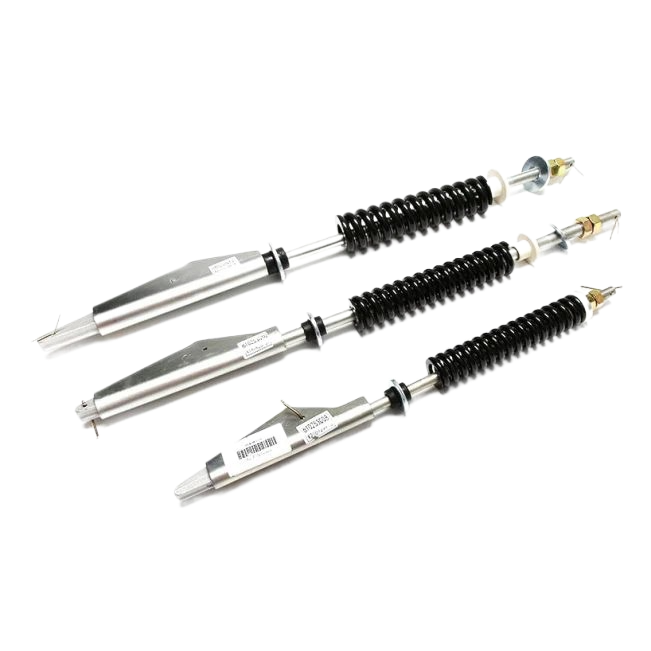 На этом изображении показаны три механических устройства, похожих на цилиндры или трубы. Каждый инструмент имеет блестящий металлический корпус с гладкой поверхностью. Внизу и в центре цилиндра находится черная резиновая оболочка, которая действует как амортизатор или протектор. В верхней части каждого цилиндра расположены конструкции с разными концами, и некоторые из них имеют разъемы или соединения. На поверхности каждого инструмента также имеется видимая этикетка или код. Эти три предмета в целом выглядят как компоненты станка или инструмента в машиностроении или автомобилестроении.