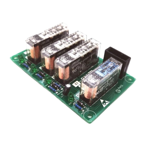 На этом изображении изображена зеленая печатная плата с четырьмя видимыми на ней реле. Эти реле имеют прозрачную крышку, которая открывает внутреннюю часть, включая медную катушку. Под реле в плату встроено несколько других электронных компонентов, таких как резисторы и конденсаторы. В правом верхнем углу расположен разъем, который может использоваться для подключения платы к источнику питания или другому устройству. Такая конструкция обычно используется в различных приложениях электронного и автоматического управления.