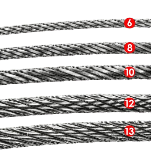 На этом изображении показано несколько проволочных нитей разного размера. Горизонтально расположены пять проволочных нитей, каждая из которых пронумерована красным кружком, а именно 6, 8, 10, 12 и 13. Каждая проволочная нить имеет схожий внешний вид, с текстурами и узорами, которые показывают волокна проволоки. Чем больше число, тем больше размер нити проволоки. Это изображение, вероятно, будет использовано для демонстрации сравнения размеров и характеристик каждой проволочной нити.