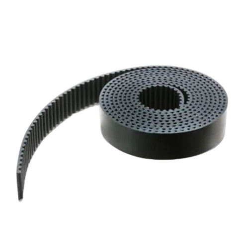 На изображении показана черная полоса с зубчатой текстурой. Эта лента формирует рулон, часть которого, как кажется, изгибается из центра рулона. Как правило, подобные предметы используются в механике, например, для передачи энергии или в качестве компонентов двигателей. Его зубчатая текстура обеспечивает лучшее сцепление при работе.