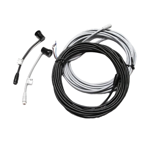 На этом рисунке показаны два разных соединительных кабеля. Слева показаны два коротких провода с концами разного цвета и формы. Один из кабелей черный с закругленными разъемами, а другой серый с более тонкими концами. Справа расположены две длинные катушки кабеля черного и серого цветов. Эти кабели, по-видимому, предназначены для особых целей, возможно, для электронных устройств или систем связи. Такие разъемы и кабели указывают на то, что они могут использоваться при установке или подключении устройств.