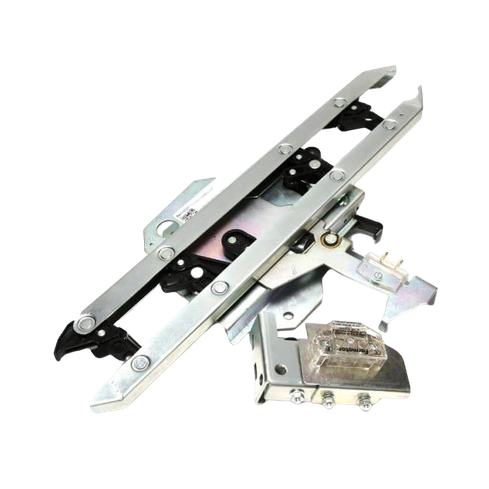 Это изображение механического компонента, скорее всего, части замка или запорной системы, используемой в автомобильной или мебельной промышленности. Эта деталь изготовлена из металла и имеет несколько элементов, таких как направляющие, рычаги и соединители, которые служат для открывания и закрывания. Кроме того, имеются также некоторые точки крепления и небольшие прозрачные детали, которые могут служить индикаторами или частью операционной системы. Конструкция демонстрирует долговечность и прочность, что делает ее пригодной для использования в приложениях, требующих дополнительной безопасности.