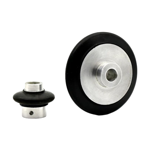 На этом рисунке показаны две механические составные части. Большая деталь справа представляет собой металлическое колесо с резиновым покрытием по внешнему краю, обеспечивающим лучшую поверхность для контакта и снижающим трение. Слева находится деталь меньшего размера, возможно, опорный или соединительный компонент, также с резиновыми элементами внизу. Эти два компонента могут использоваться в конкретной системе движения или механизме, например, в двигателе или транспортном средстве.