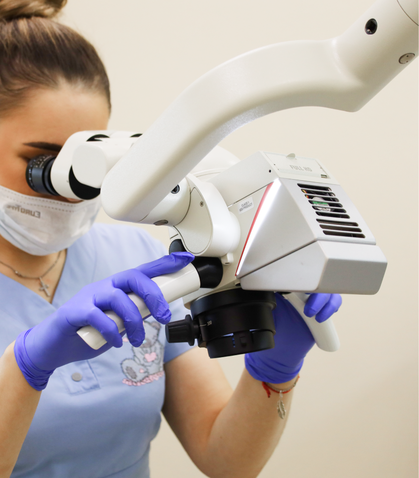 — И распространённый вопрос: где расположен микроскоп во время лечения?