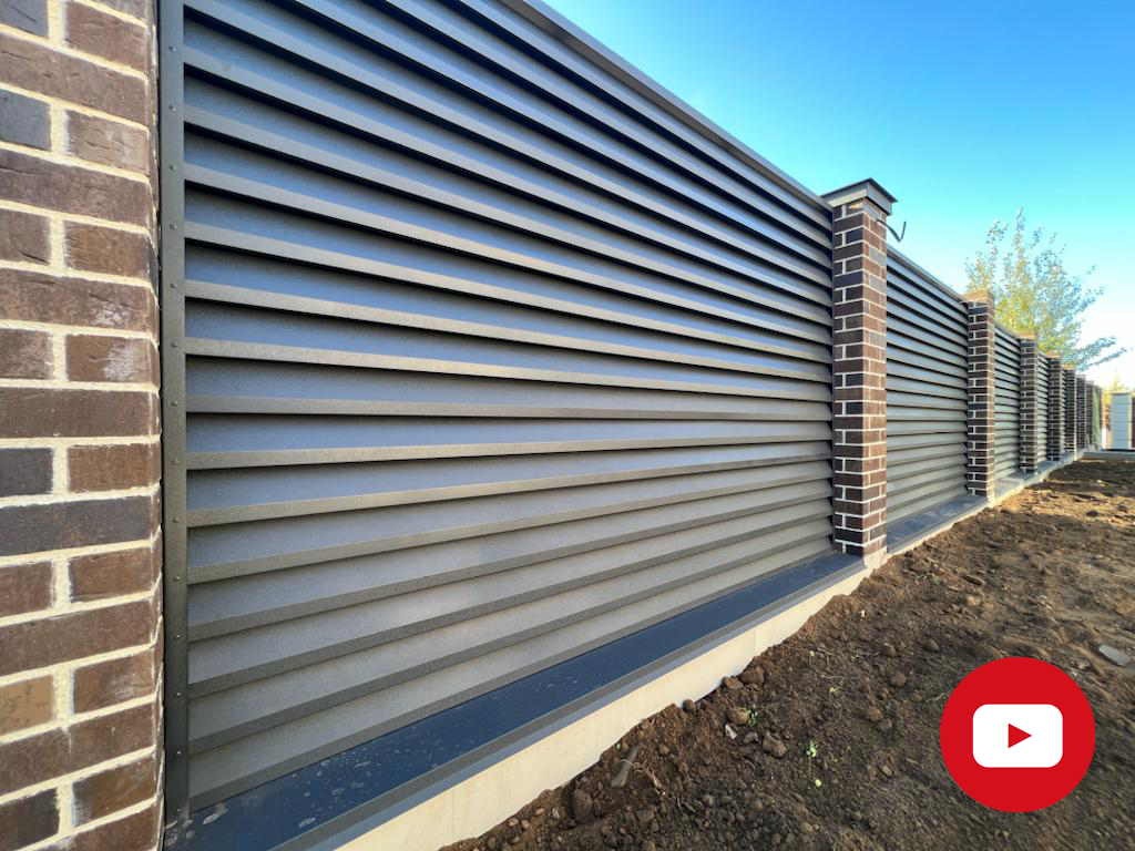 Кирпичный забор с секциями жалюзи