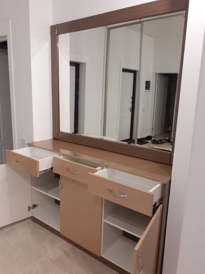 Зеркало с комодом для прихожей