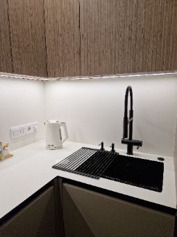 белая столешница для кухни