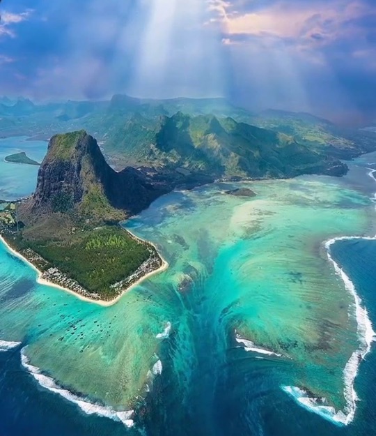 Маврикий, Подводный водопад, киты, кашалоты