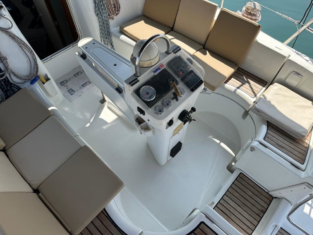 Аренда яхты в Турции штурвал