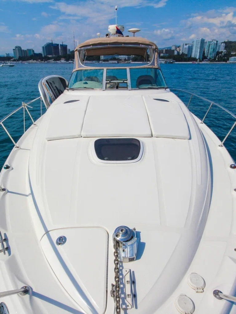 Аренда яхты с матрасом на носу в Сочи