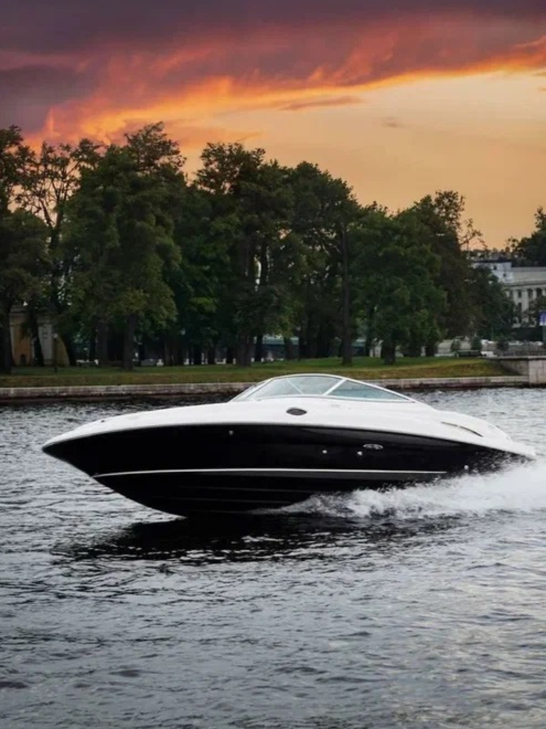 Аренда скоростной яхты в Санкт-Петербурге с капитаном