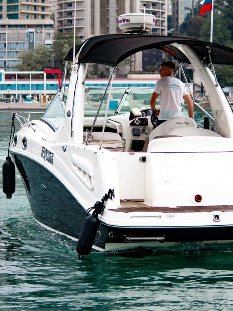 Аренда яхты в Сочи вид на порт