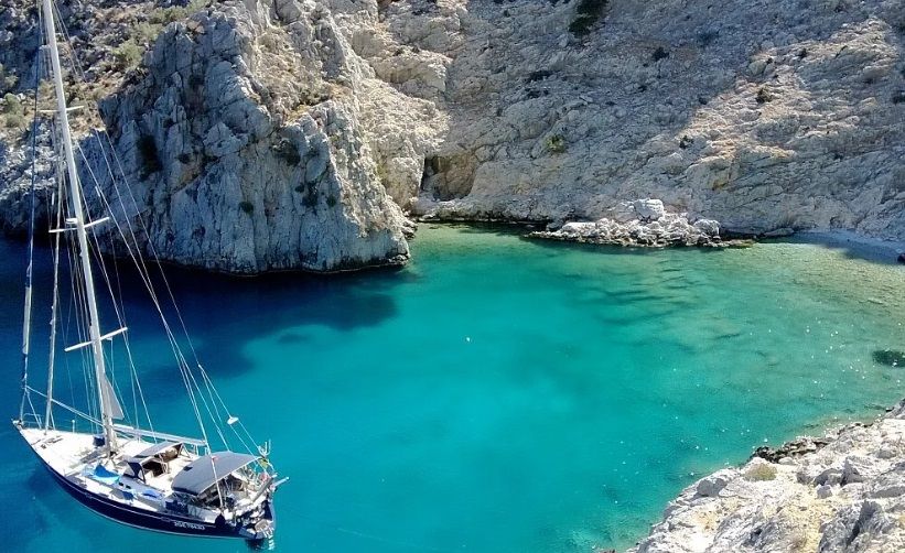 Арендная яхта в бухте в Турции