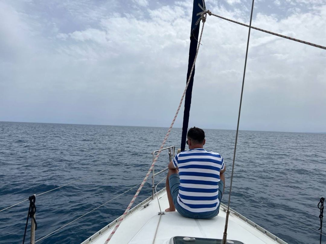 Нос яхты при аоенде в Турции