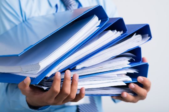 Человек в папками