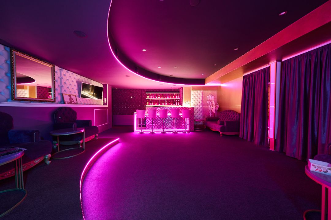 Mythbusters uy egasi yalangoch Kochada mast odamlarni sikishlari aks etgan porno