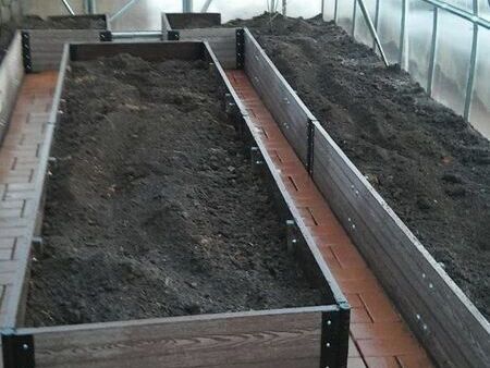 Модульная система грядок из композита для создания аккуратных дорожек и чистых грядок