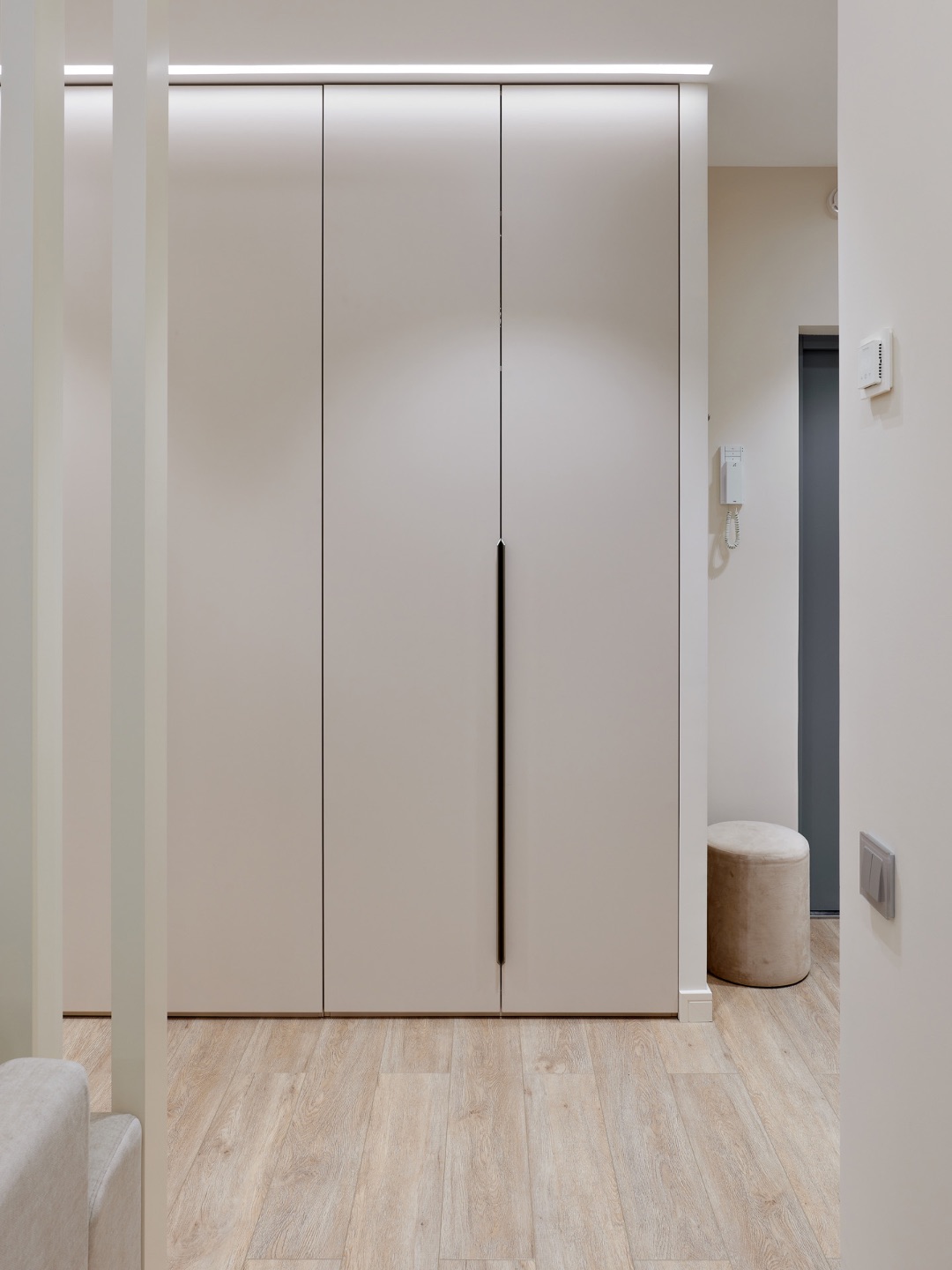 Стройкоманда: Построим все! современная прихожая, минималистичная прихожая, стиль прихожей, освещение прихожей