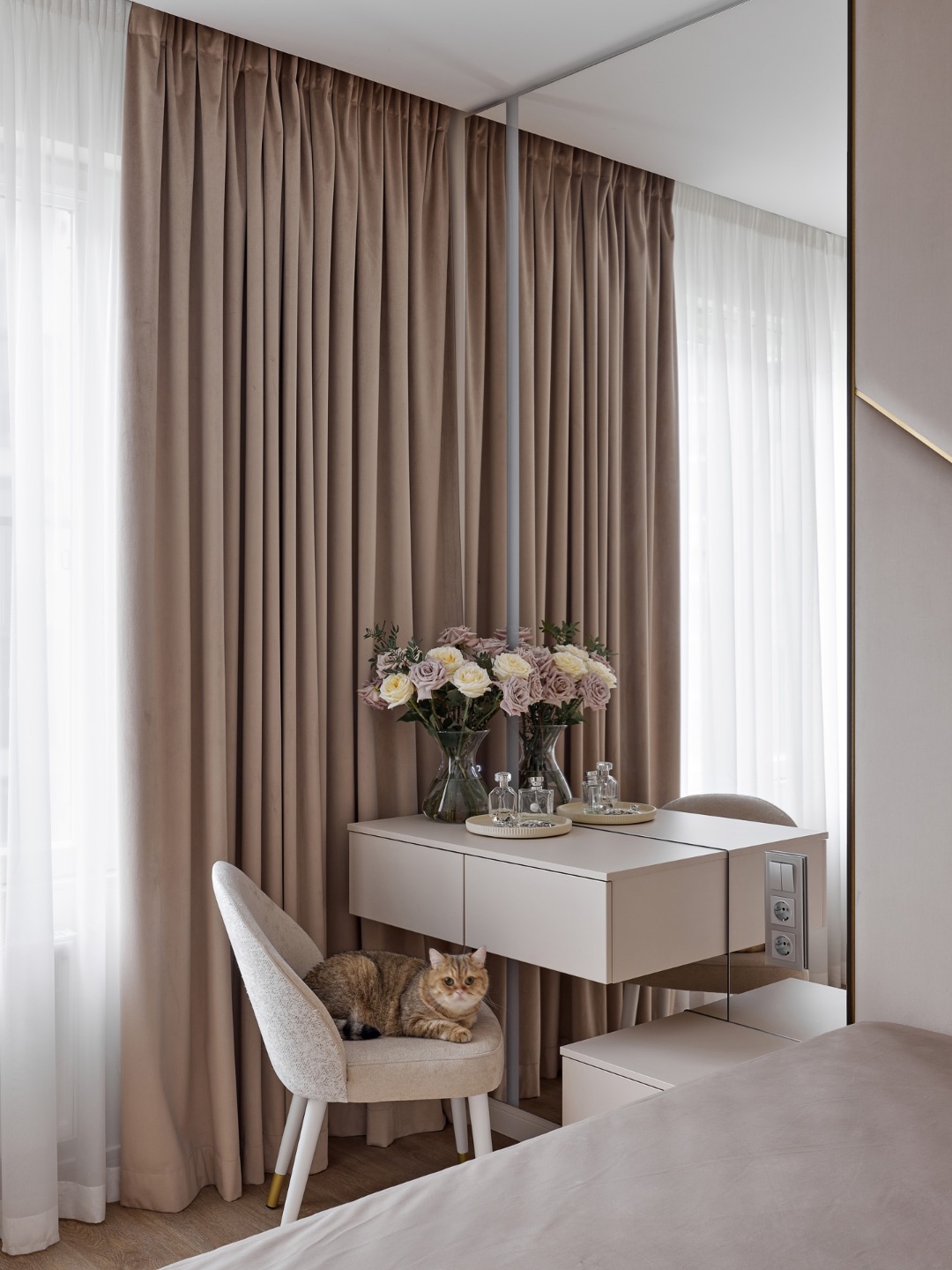 Стройкоманда: Построим все! элегантный дизайн, освещение спальни, многофункциональная зона, решение для спальни, строй команда, косметический столик