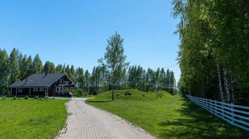 ```html <img src="https://www.tvoya-votchina.ru/images/villagethe-estate-in-the-village.jpg" alt="Поместье в посёлке 'Твоя Вотчина'">