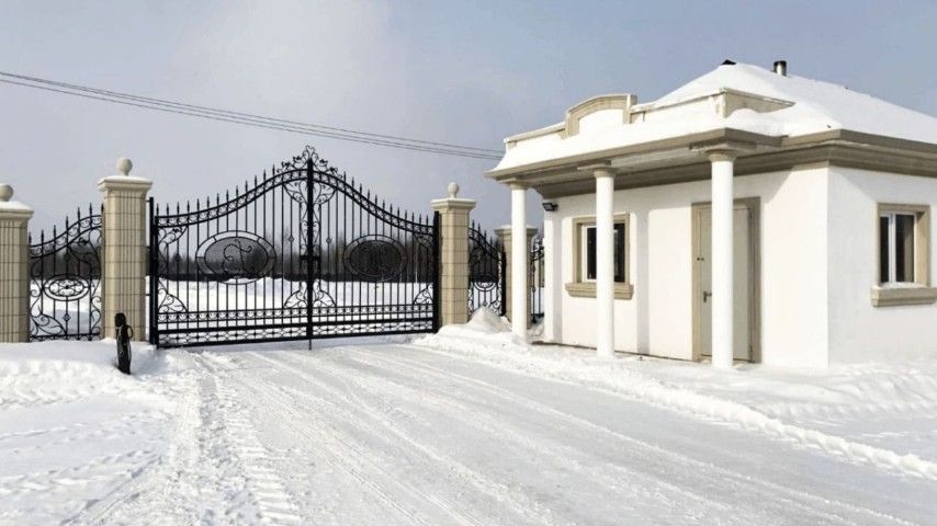 ```html <img src="https://www.tvoya-votchina.ru/images/village-entrance.jpg" alt="Входная группа посёлка 'Твоя Вотчина'" зимой>