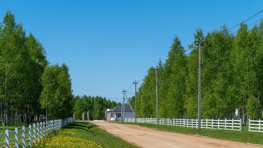 ```html <img src="https://www.tvoya-votchina.ru/images/village-entrance.jpg" alt="Подъезд к посёлку 'Твоя Вотчина'">