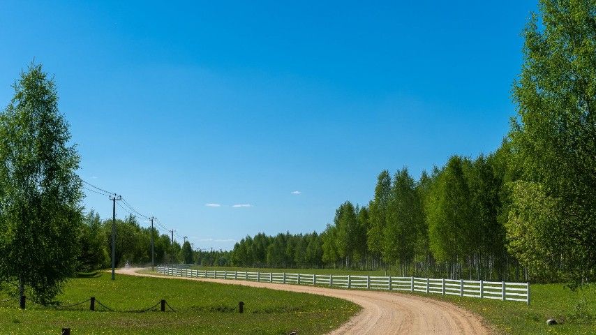 ```html <img src="https://www.tvoya-votchina.ru/images/village-road.jpg" alt="Дорога вдоль участков, заборы и электричество 'Твоя Вотчина'">