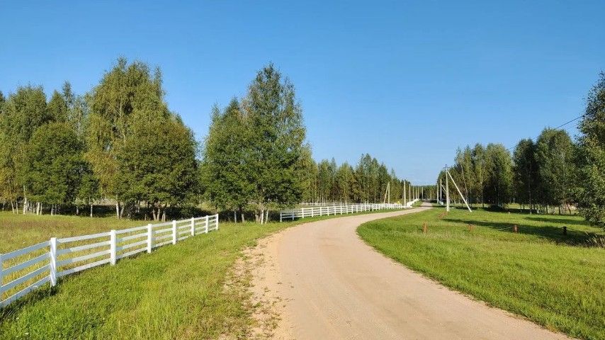 ```html <img src="https://www.tvoya-votchina.ru/images/village-road.jpg" alt="Дорога вдоль участков, заборы и электричество 'Твоя Вотчина'">