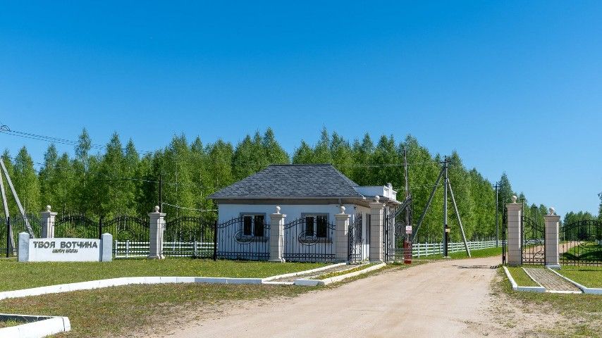 ```html <img src="https://www.tvoya-votchina.ru/images/village-entrance.jpg" alt="Входная группа посёлка 'Твоя Вотчина'">