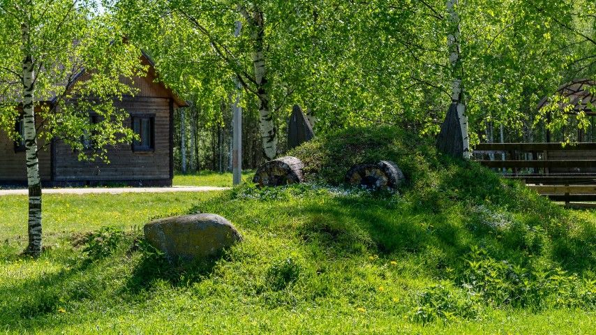 ```html <img src="https://www.tvoya-votchina.ru/images/village-farm.jpg" alt="Эко ферма посёлка 'Твоя Вотчина'">