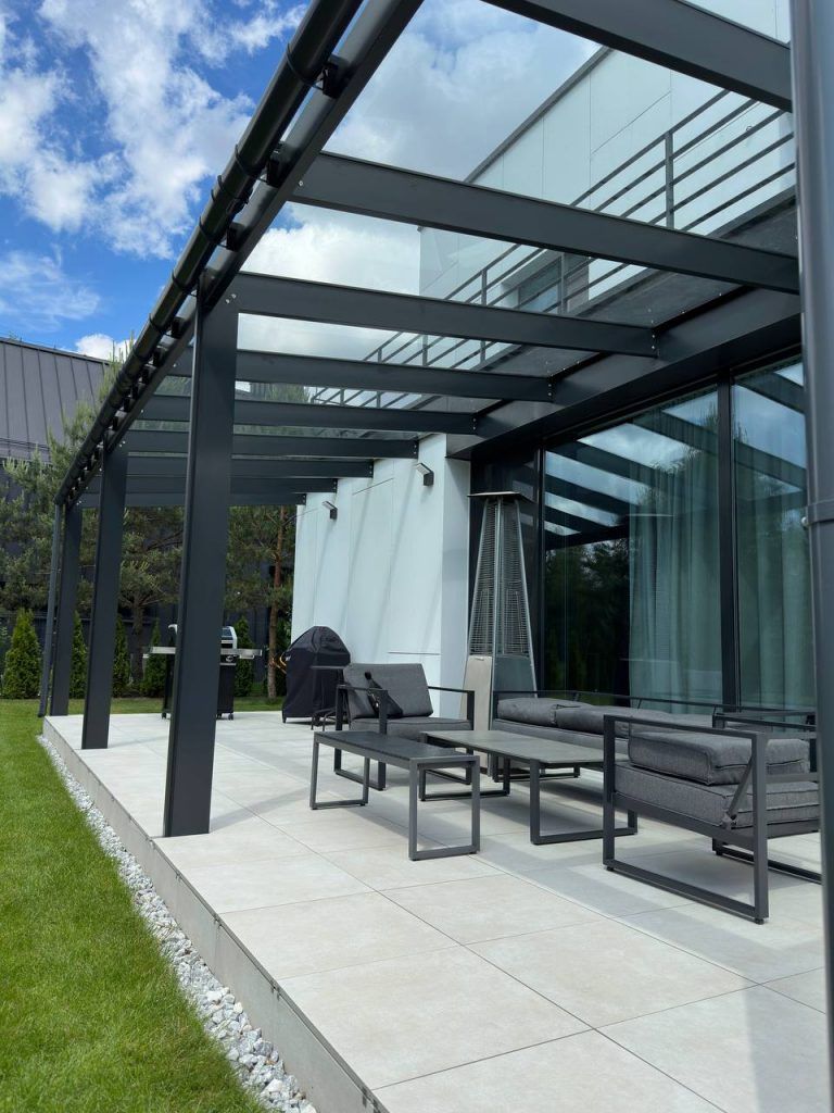 Навес из прозрачного, закалённого стекла на металлическом каркасе