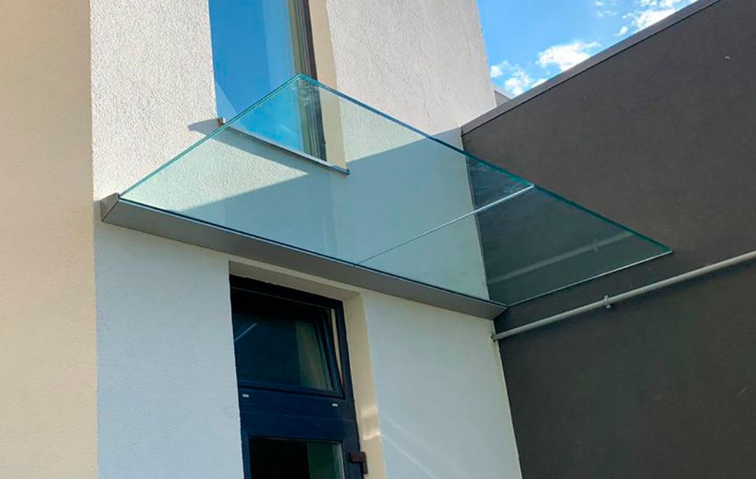 Козырёк из прозрачного, закалённого стекла в алюминиевом профиле