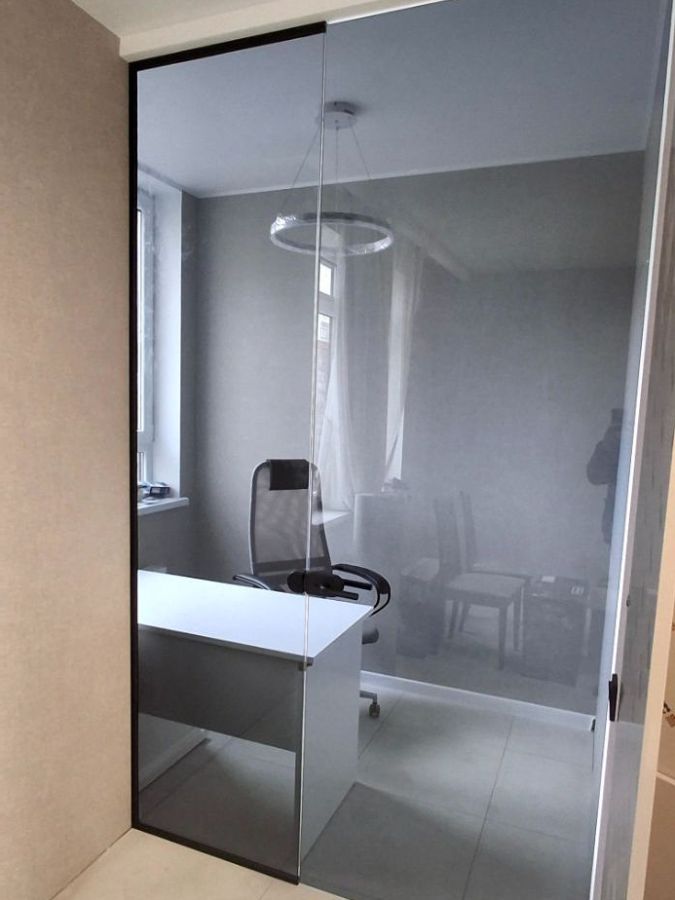 Перегородка из стекла закалённого, тонированного с чёрной, матовой фурнитурой