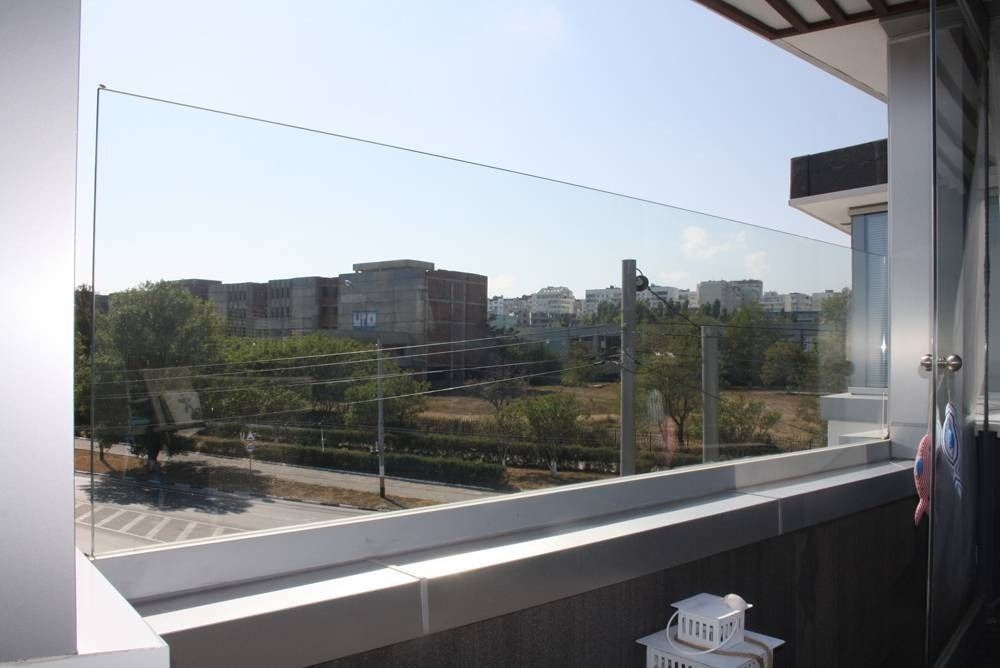 Ограждение балконной террасы из закалённого, просветлённого стекла 10 мм в алюминиевом профиле