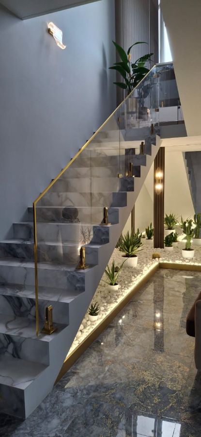 Ограждение лестничного марша из закалённого, просветлённого стекла на стойках стеклодержателей