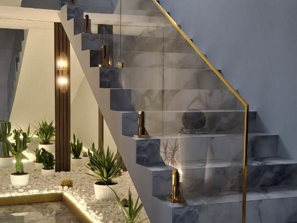 Ограждение лестничного марша из закалённого, просветлённого стекла 10 мм на стеклодержателях