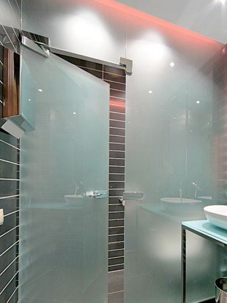 Душевая перегородка из закалённого, матированного стекла