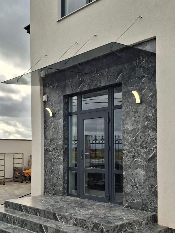 Козырёк (навес) сделанный из закалённого, тонированного (графит) стекла на тягах