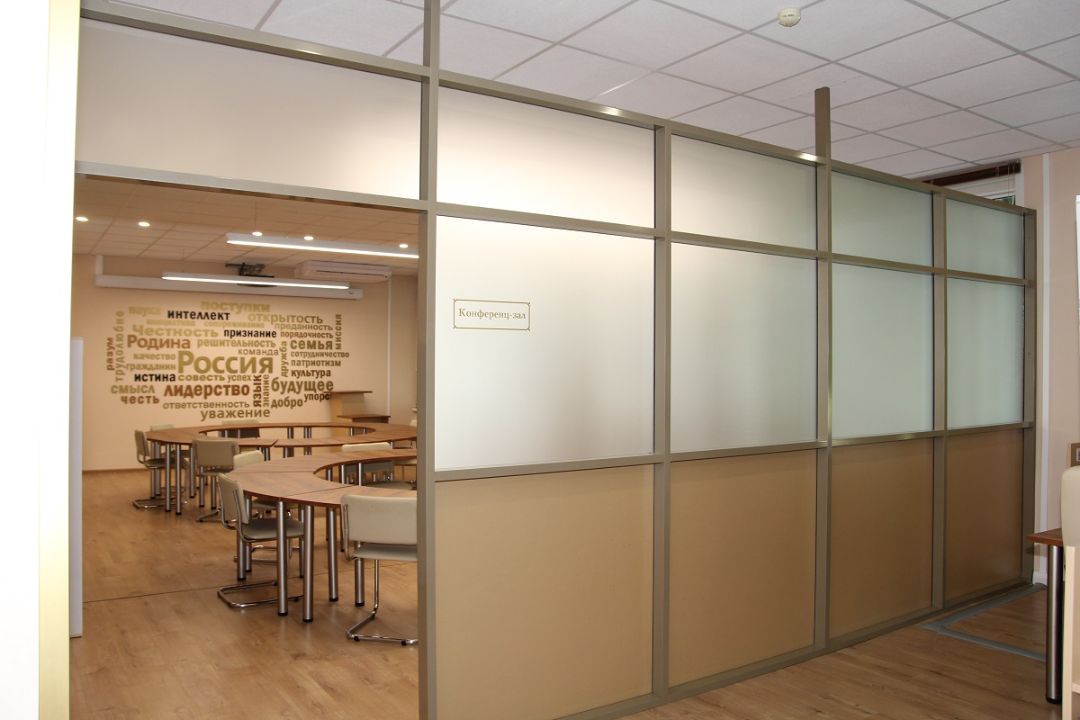 Офисные перегородки из закалённого, матового стекла в алюминиевом профиле