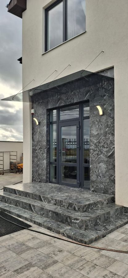 Козырёк сделанный из закалённого, тонированного (графит) стекла на тягах