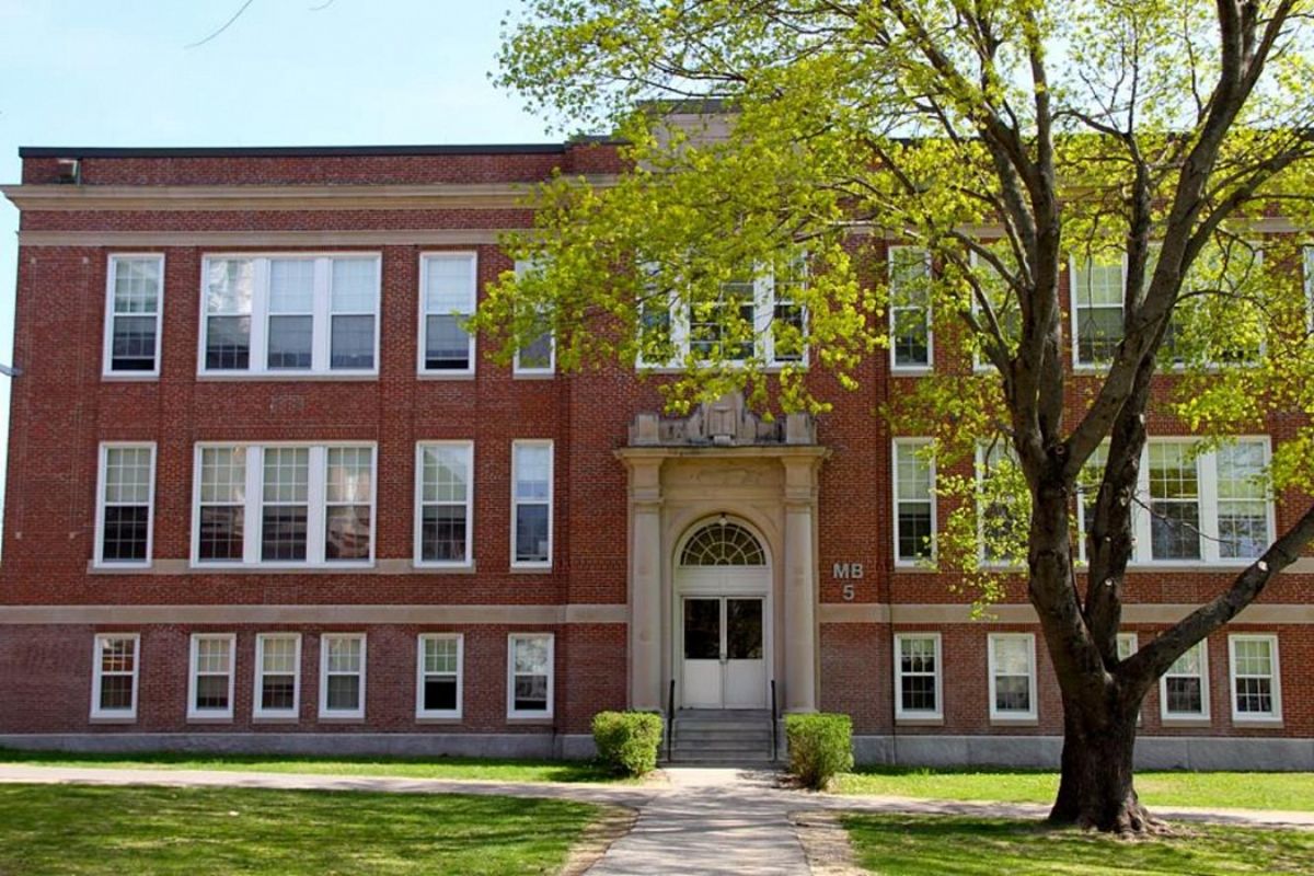 Средняя школа в сша. Thornton Academy школа. Висконсин США школы Wayland Academy School. Начальная школа в Вашингтоне. British Academy школа.