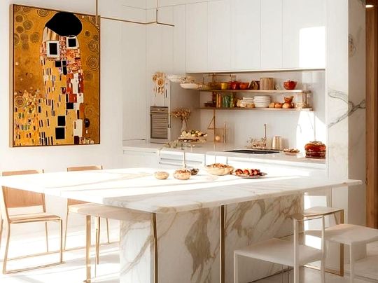 Современная кухня в стиле минимализм с мотивами Климта. минимализм, мрамор, белые фасады, дизайнерская мебель, арт-деко, премиум-интерьер для квартиры.