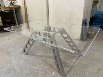 Стол из оргстекла, дизайн