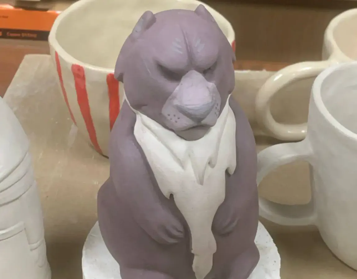 Фарфоровая фигурка бурого медведя до лакировки