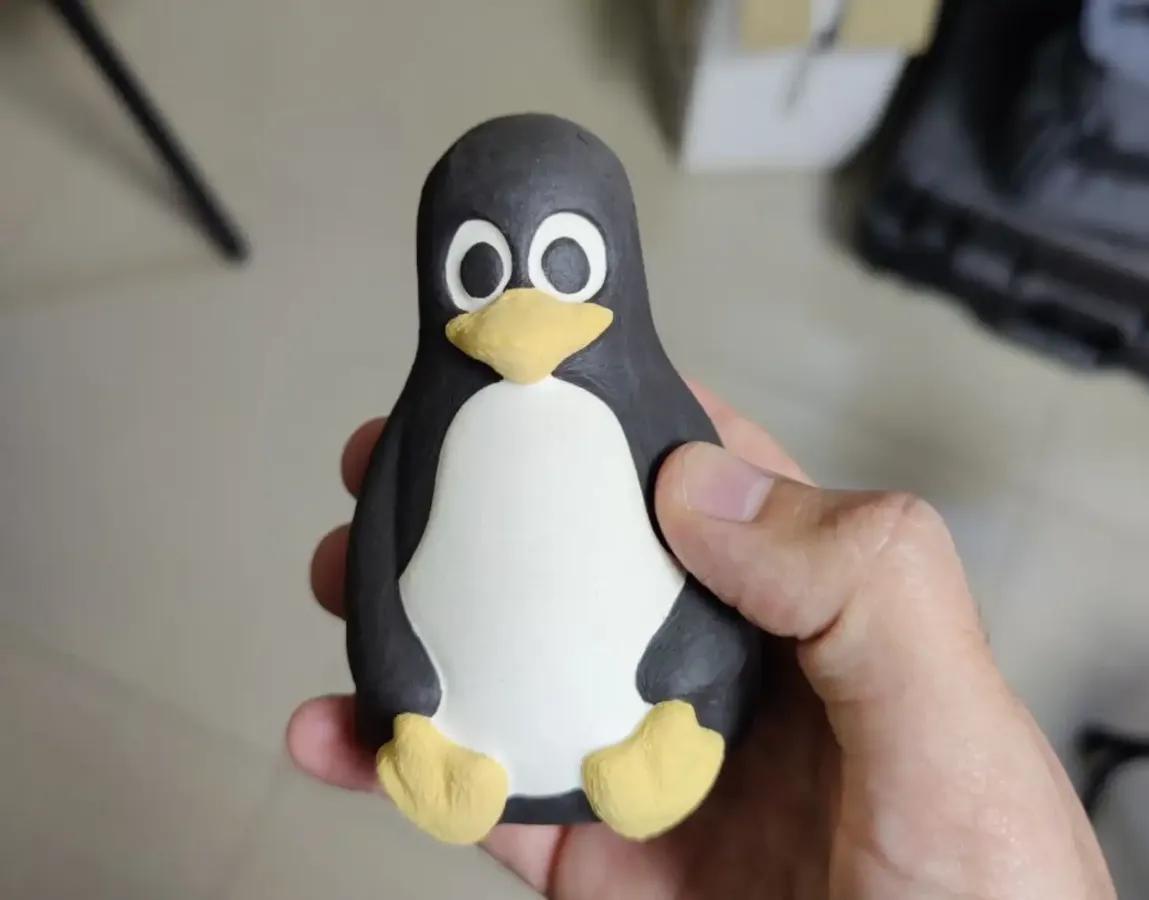 Покраска клюва и лап фигурки пингвина в желтый цвет