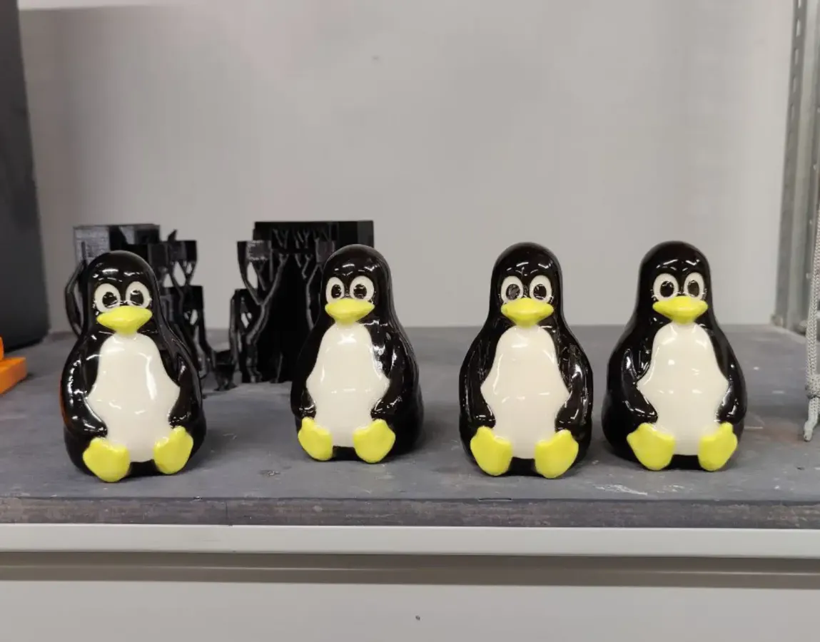 Необожжённые фигурки пингвинов из керамики на рабочем столе